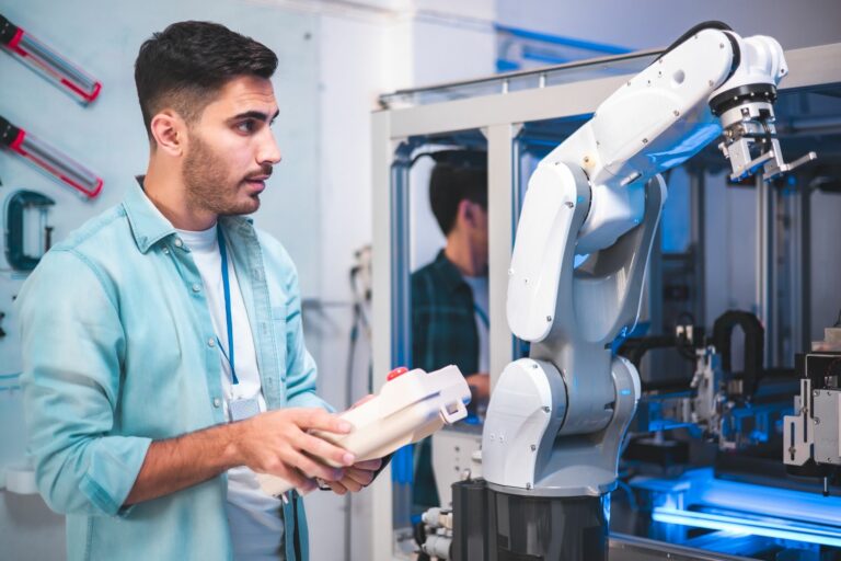 Étudiant travaillant sur un bras robotique nécessaire dans l'industrie